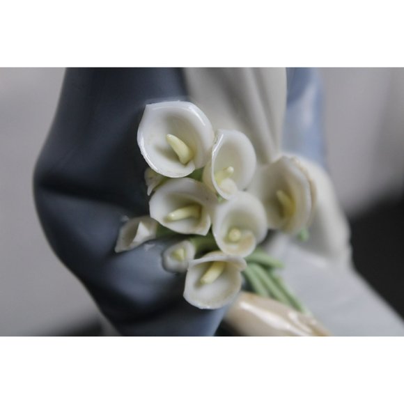 Lladro "Girl with Lilies Sitting" Collectable #4972 - Picture 6 of 8